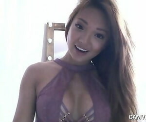 Asian Babe on Webcam 17 min..
